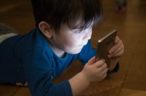 Chlapeček si hraje se smartphonem