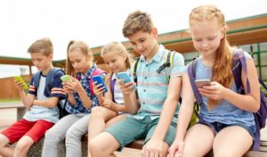 Mohu si děti vypěstovat závislost na mobilním telefonu?
